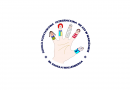 Logo szkoły: dłoń w kole z granatowych liter ułożonych w napis z nazwą szkoły. Każdy palec to dziecko- dzieci różnią się wyglądem, jedno jest owinięte bandażem.