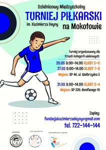 Chłopiec w niebieskiej koszulce i białych spodenkach kopie piłkę.