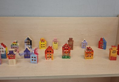 Zajęcia w świetlicy – Malowanie drewnianych domków